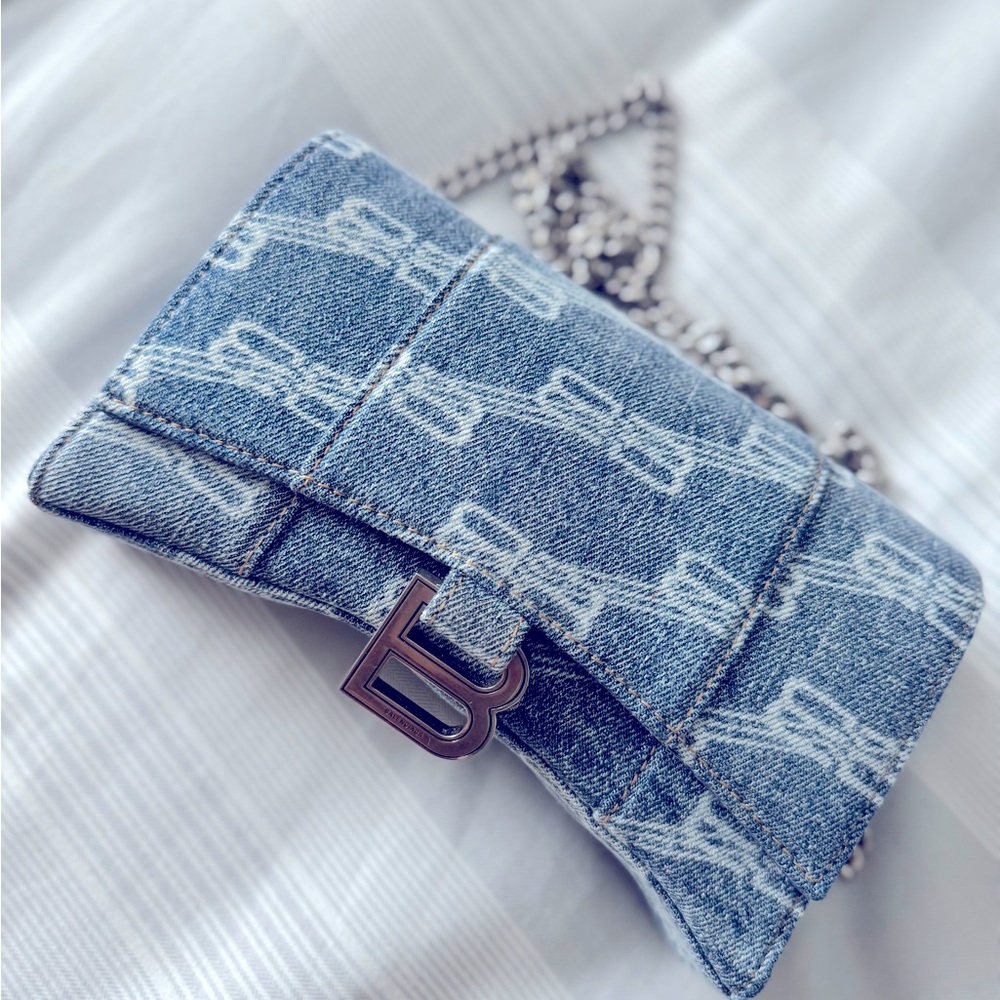 Balenciaga hourglass wallet on chain!